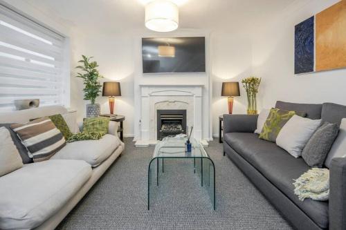 Newly renovated 5 Bed LONG STAY discount — 4-Star Luxury Hotel in Wingfield, United Kingdom