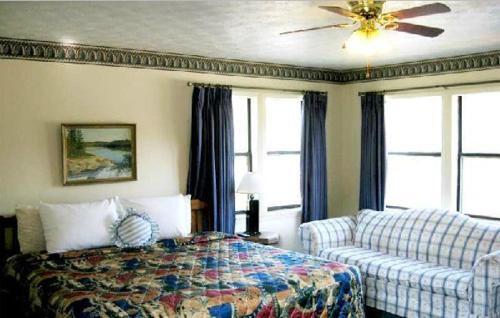 White Columns Motel - photo 9