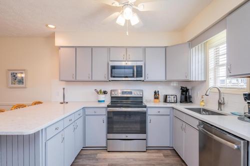 Pelican Palace by Oak Island Accommodations - photo 34