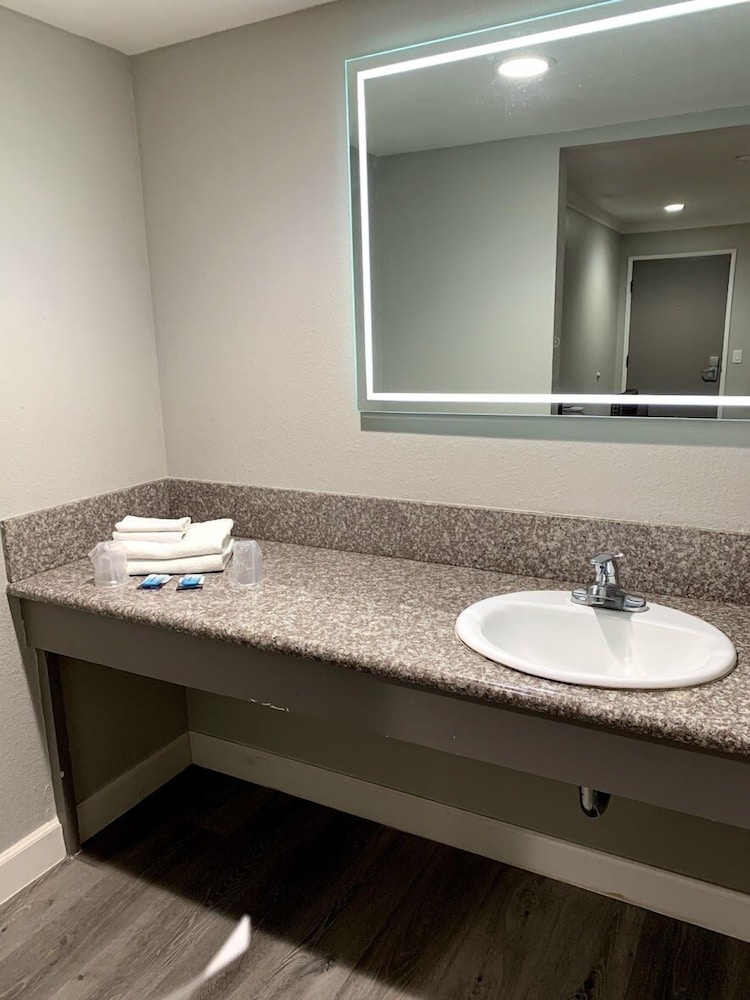 La Puente Inn Motel - photo 44