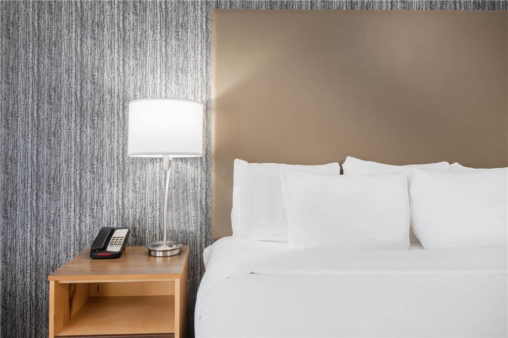 La Quinta Inn & Suites by Wyndham Buffalo Amherst - photo 17