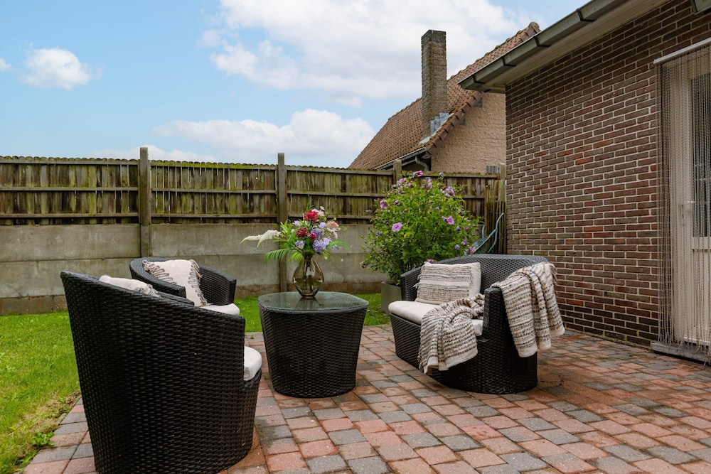 Holiday Home in Quiet Neighbourhood in De Panne — 4-Star Luxury Hotel in De Panne, Belgium