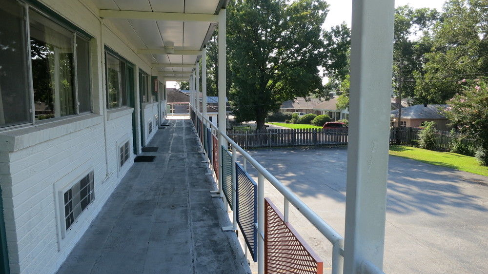Hamilton Holiday Motel - photo 9