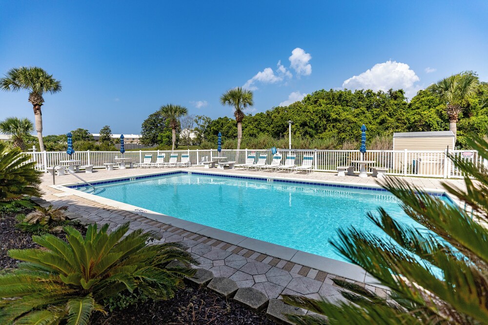 Newly Renovated 140 Feet To White Sandy Beaches Pool Grill - photo 15
