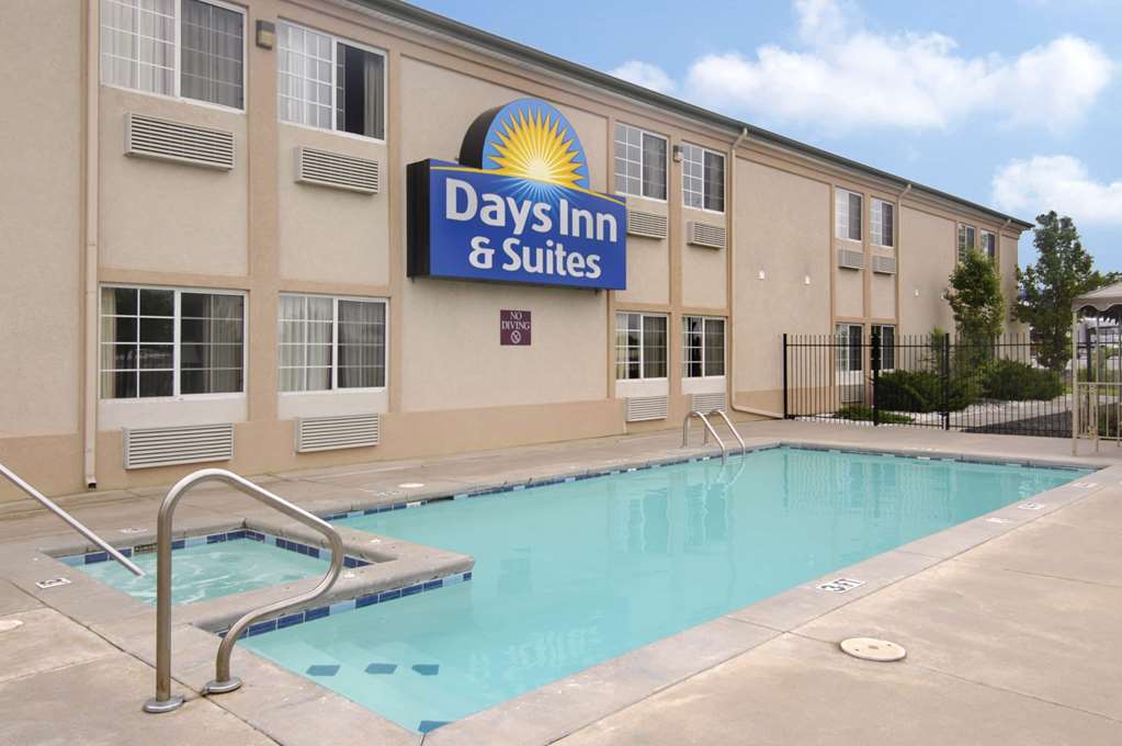 Days Inn & Suites by Wyndham Wichita - photo 4