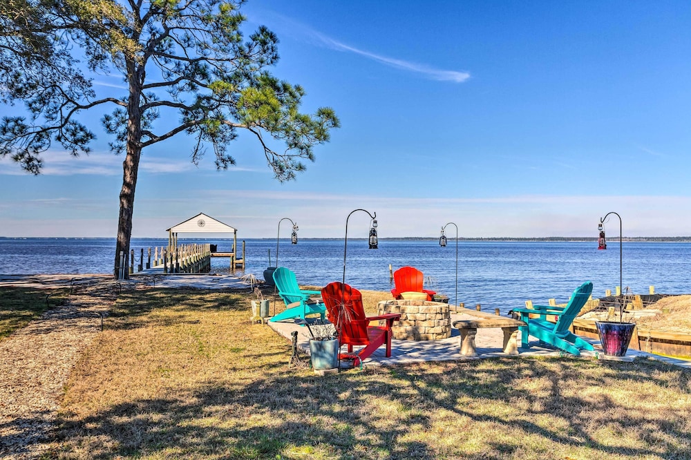 East Bay Vacation Rental with Dock — 4-Star Luxury Hotel in Navarre, United States