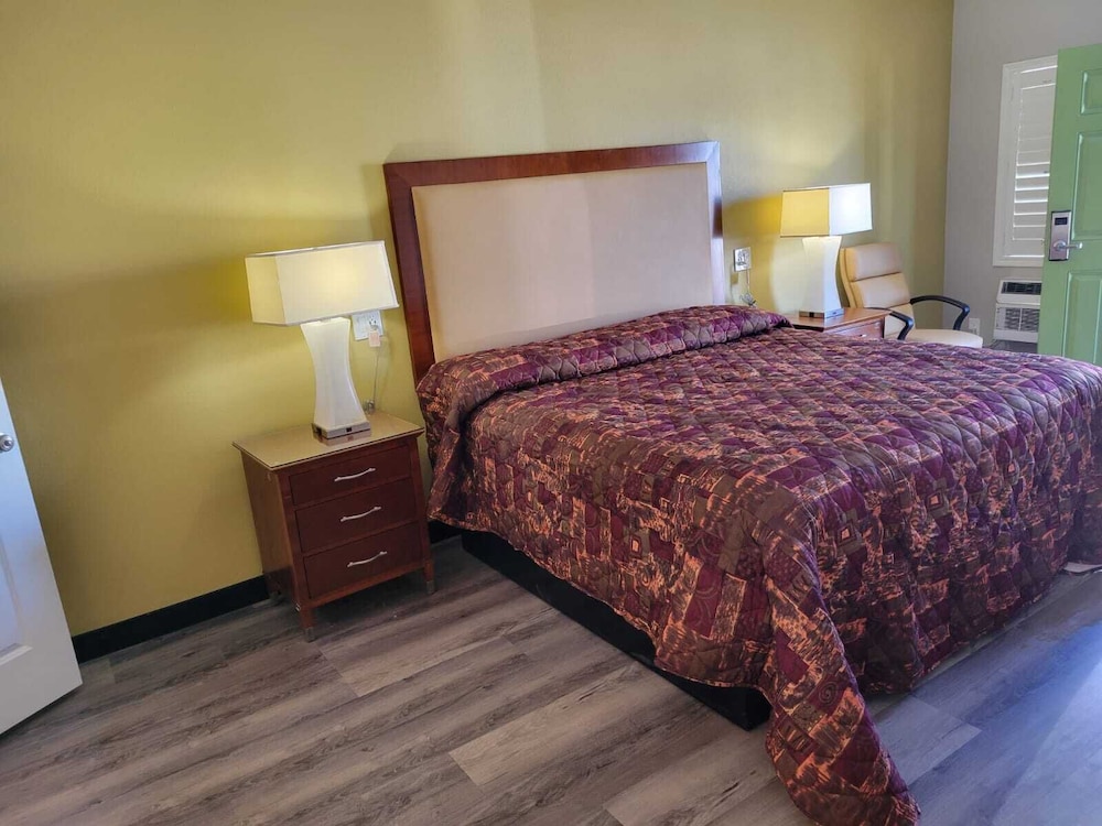 Stadium Inn & Spas - photo 10