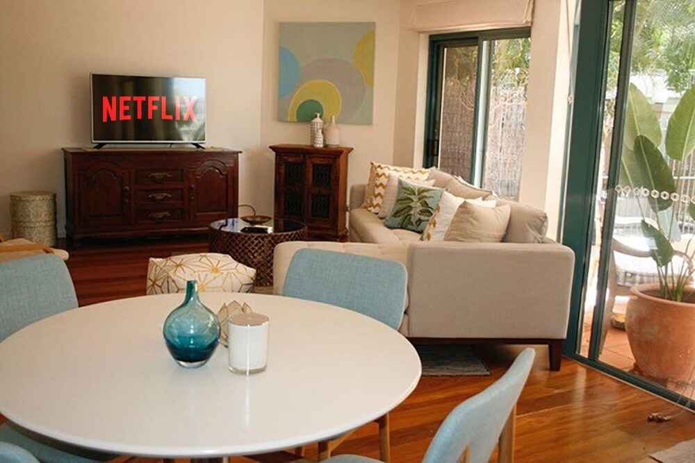 2BR Beautiful River Retreat Pool Wine Gym Netflix — Kangaroo Point — photo 2