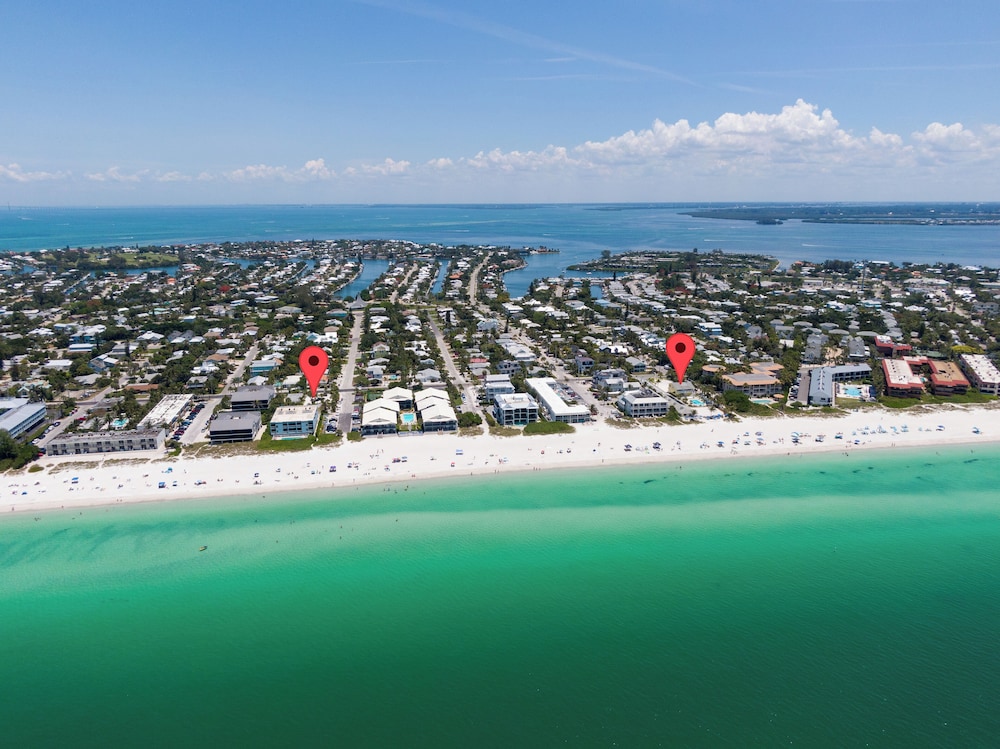 Tropical Breeze Beach Club - carbon neutral hotel in Holmes Beach