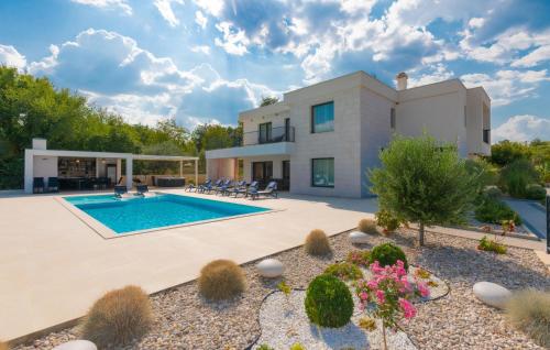 Amazing Home In Grubine With Sauna — 5-Star Luxury Hotel in Grubine, Croatia