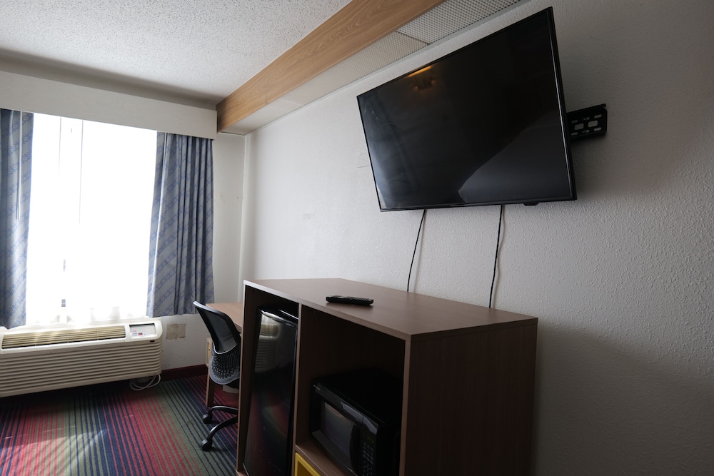 Days Inn by Wyndham Flint Bishop International Airport - photo 20