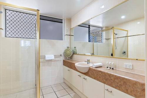 Miss Alex l Beachfront Babe l Pool and Parking — 4-Star Luxury Hotel in Maroochydore, Australia