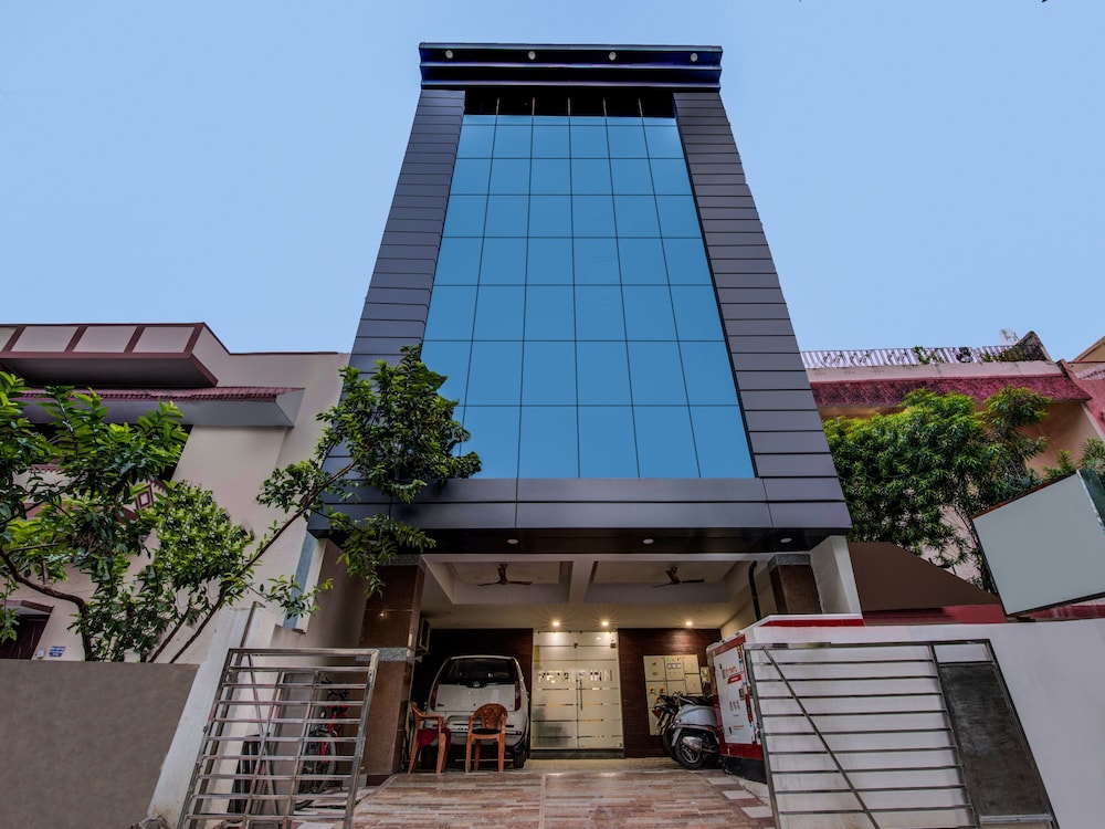 Oyo 18542 Petals Inn - carbon neutral hotel in Patna