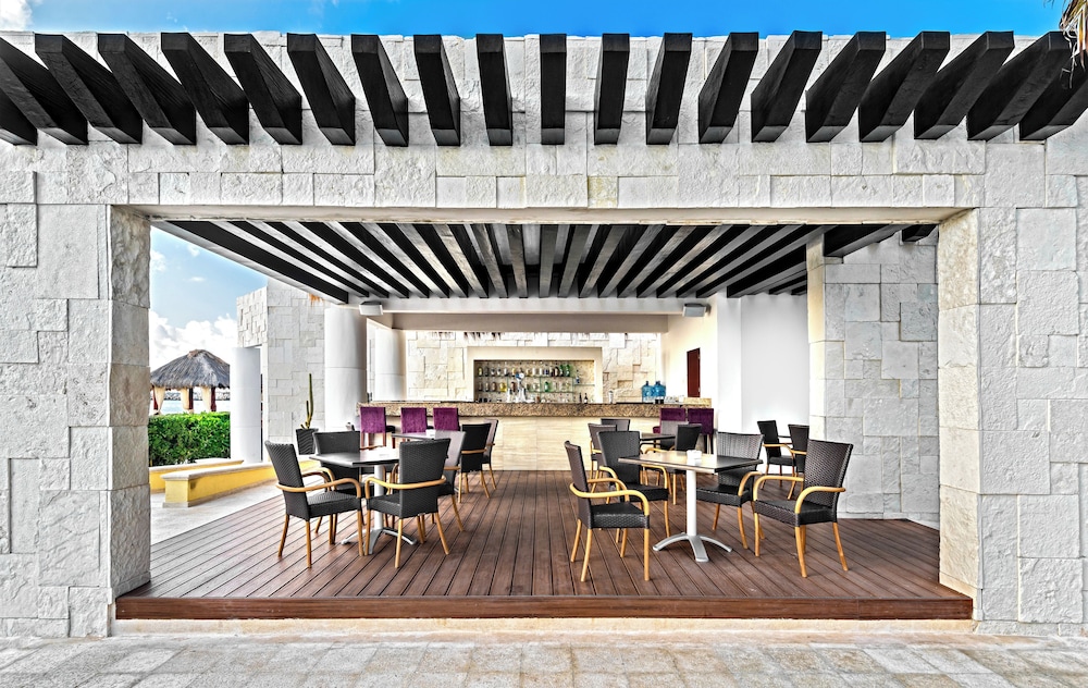 Poolside bar