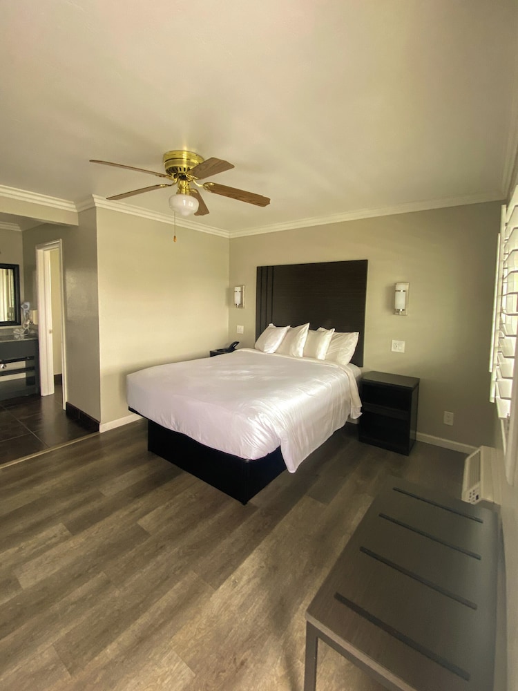 Rockview Inn and Suites - photo 9