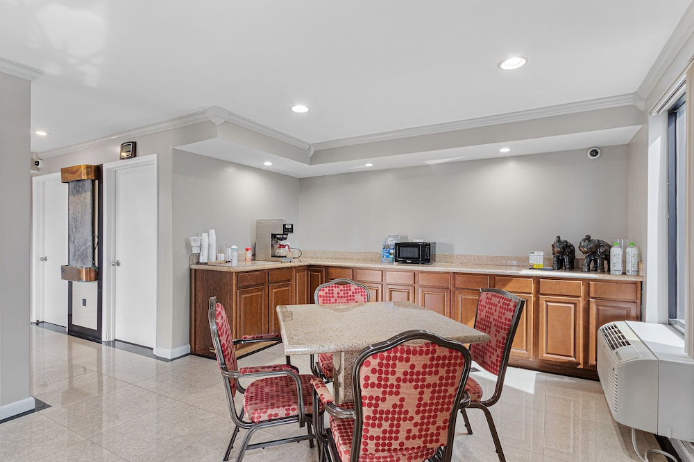 Regency Inn Near Boardwalk & Hurlburt Field - photo 5