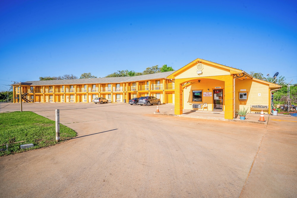 Regency Inn By OYO Rockdale TX - photo 35