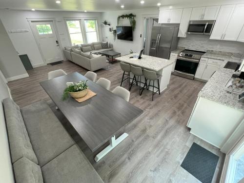 Gardner Lake 2 Queen 1King 2 Bath Laundry Private in Salem, United States