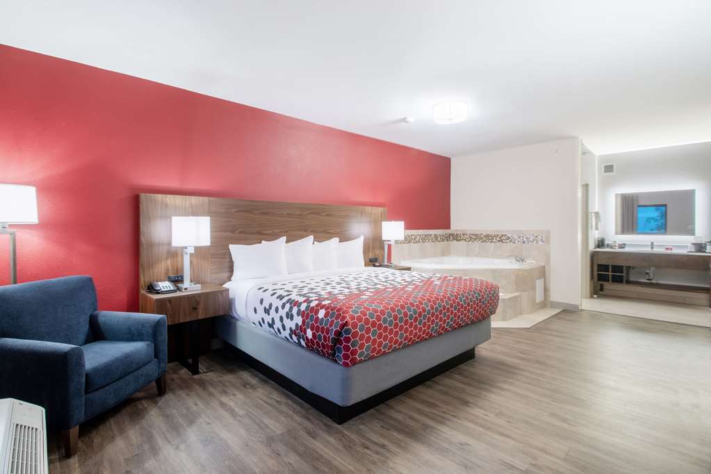 Econo Lodge Inn & Suites Foley North Gulf Shores - photo 37