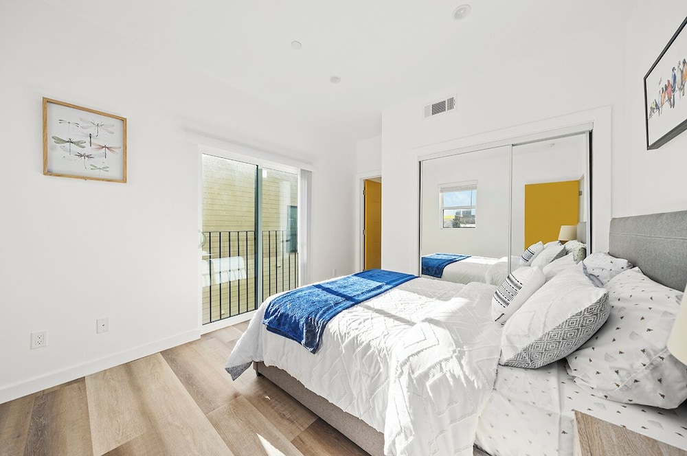 Downtown LA Stylish Bedrooms - photo 17