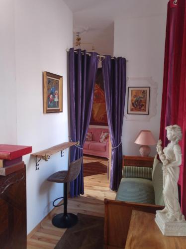 Le Couvent Des Capucines Dortoir Velo Via Rhona Les Petites Fees — hotel in Saint-Vallier