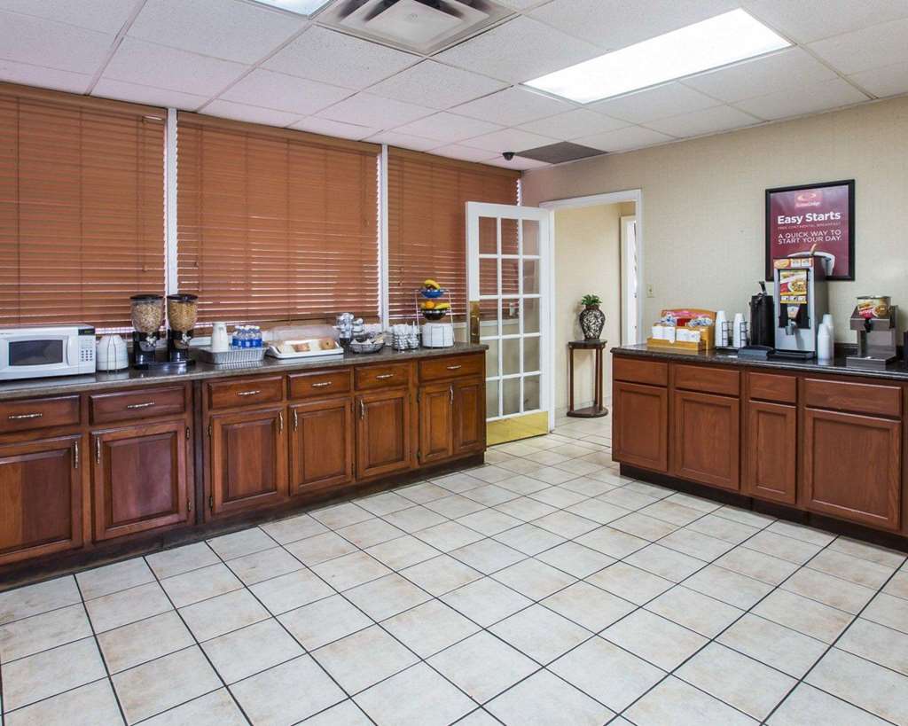 Econo Lodge Atlanta College Park - photo 28