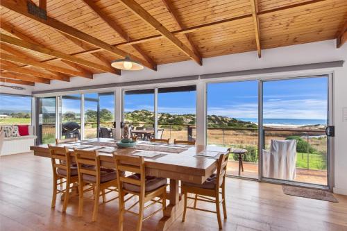 Stones Throw 26 River View Drive — hotel in Normanville
