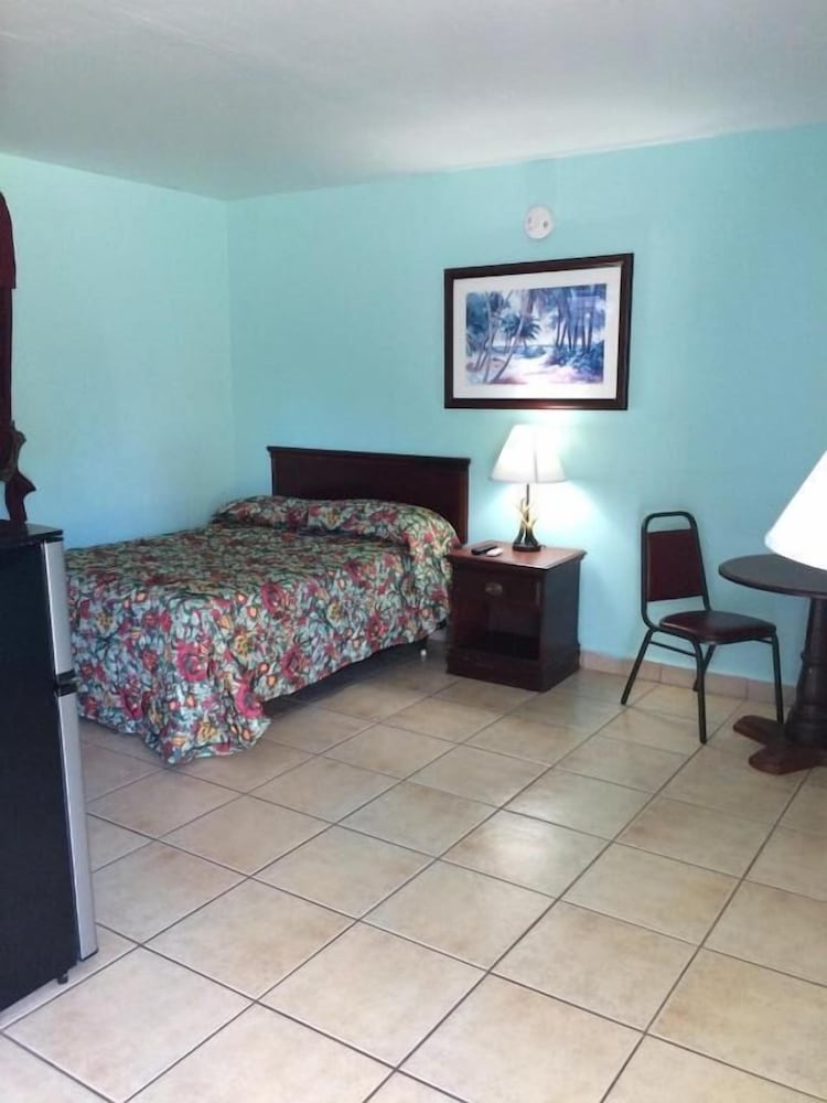 Skylark Motel - photo 9