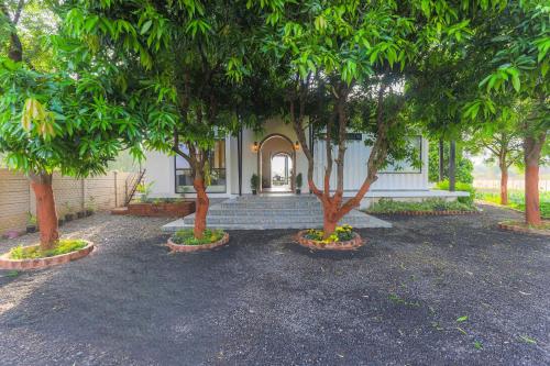 SaffronStays Aangan - carbon neutral hotel in Unknown City
