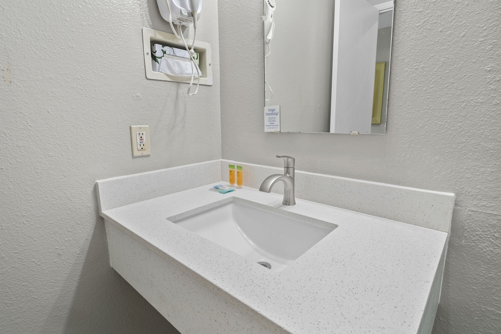 Travelers Inn Medford - photo 12