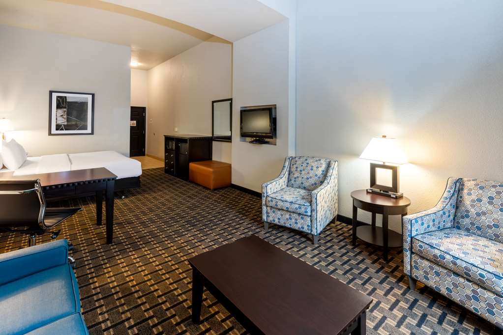La Quinta Inn & Suites by Wyndham Mt. Pleasant - photo 27
