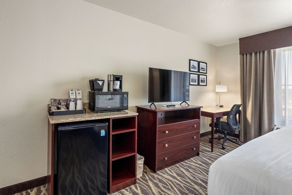 Cobblestone Hotel & Suites De Pere Green Bay - photo 7