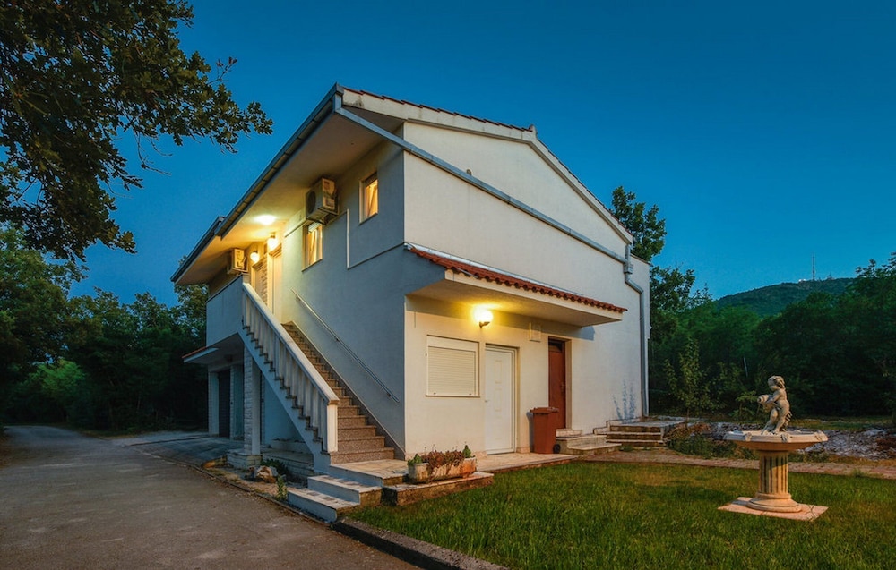 Spacious Prgomet Retreat With Private Pool Fitness Centre And Garden — Prgomet