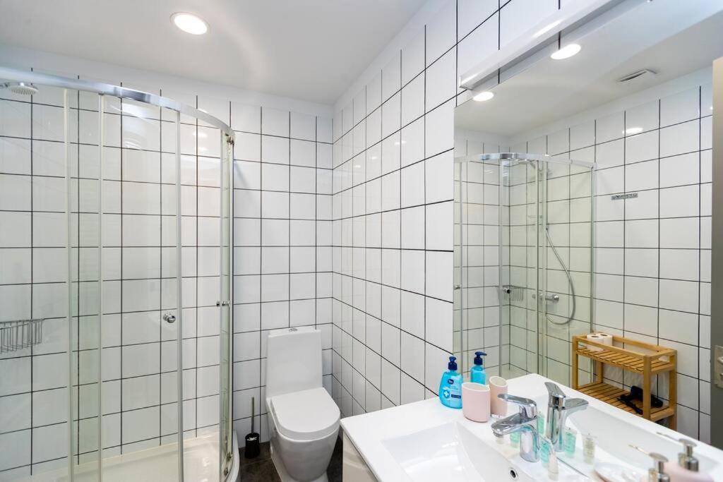 Comfortable 1BR Apartment in Central Vake by Wehost