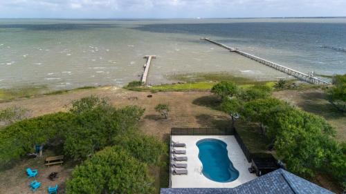 Waterfront Pool Hot Tub Private Pier Guest Bungalow — 4-Star Luxury Hotel in Bayside, United States