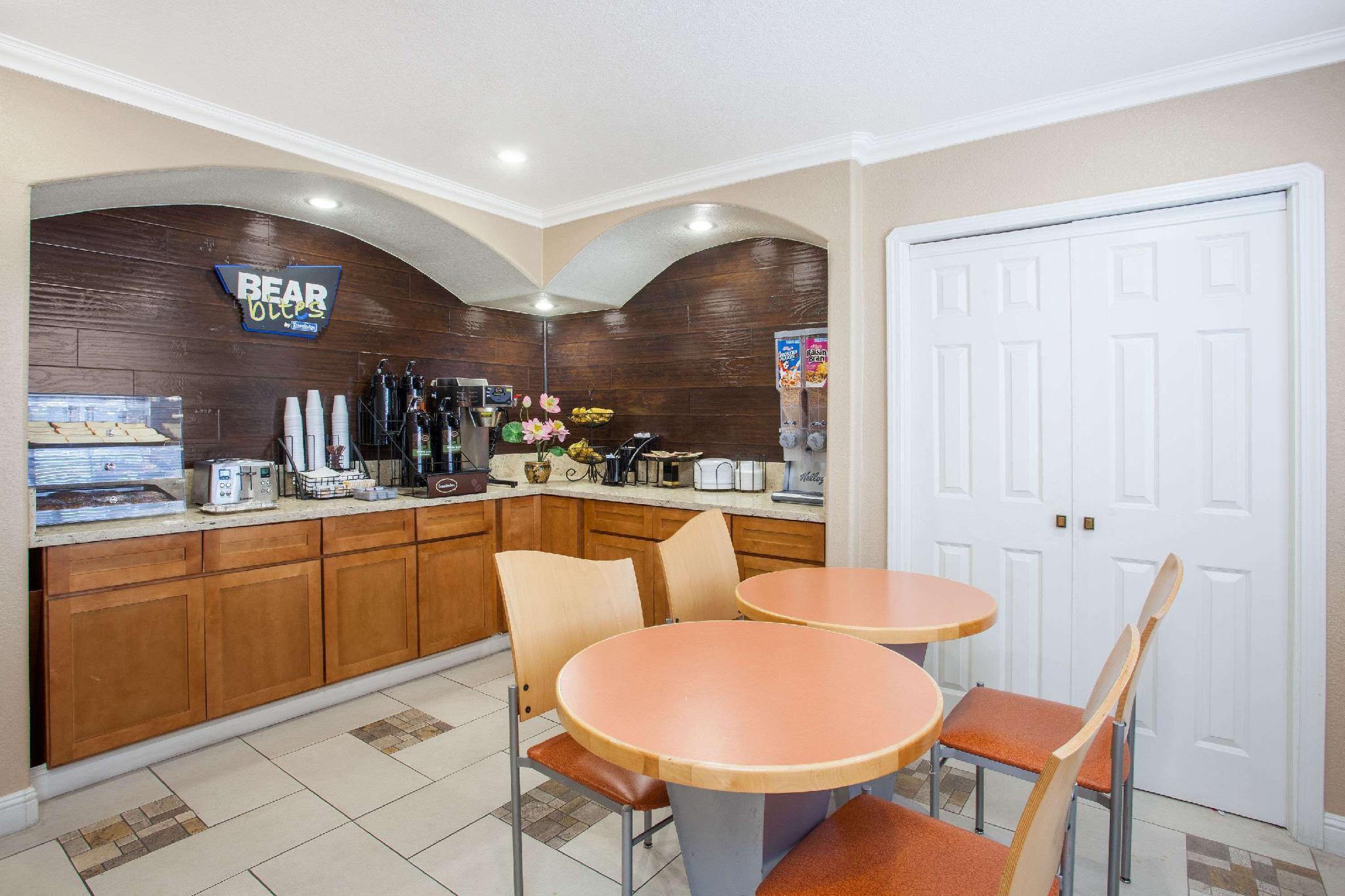 Travelodge by Wyndham Fresno Yosemite Area - photo 16