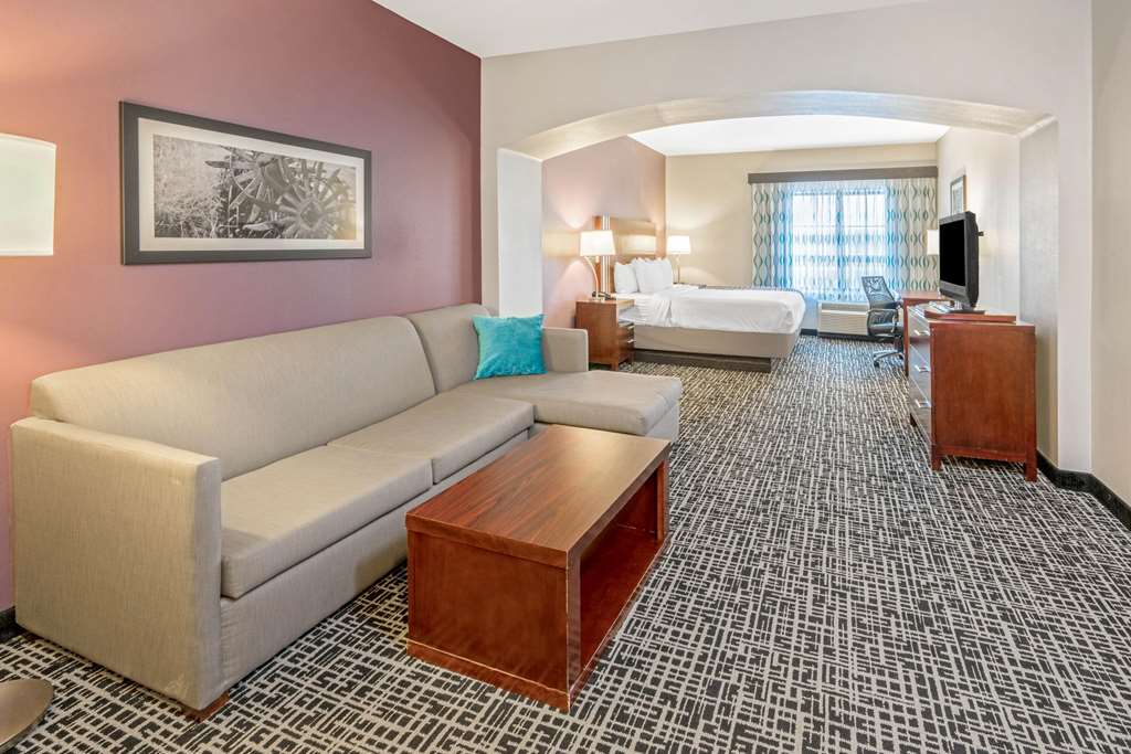 La Quinta Inn & Suites by Wyndham Oklahoma City Yukon - photo 23
