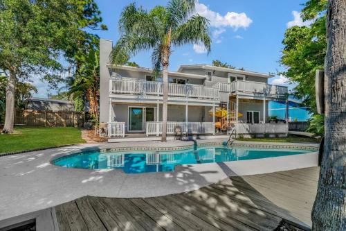 Florida Life on the Water. Heated Pool fishing kayaks gameroom — 4-Star Luxury Hotel in Palm Harbor, United States