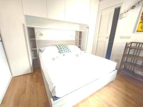 Navigli view cozy apartment — 4-Star Luxury Hotel in Milan, Italy