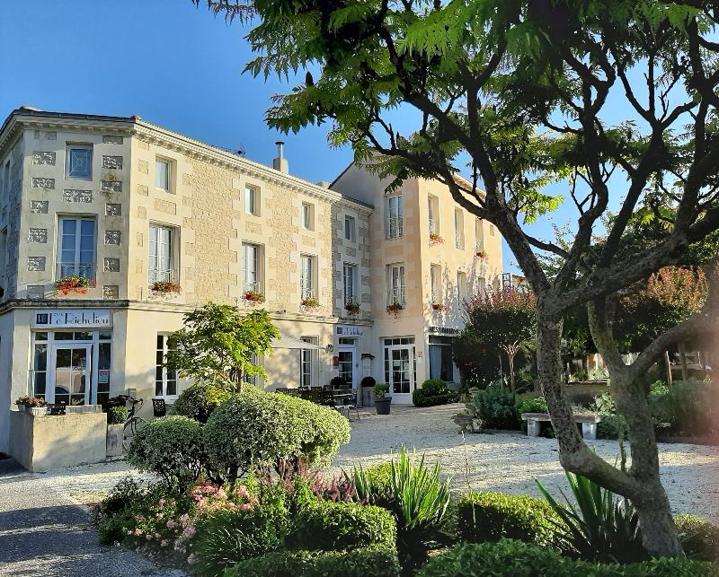 Logis Hôtel Le Richelieu Royan Atlantique in Saujon, France