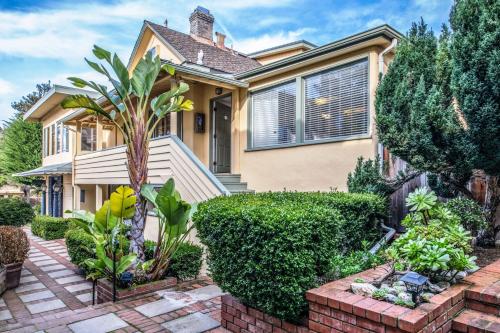 3798 Cedar Place apts — 4-Star Luxury Hotel in Carmel, United States