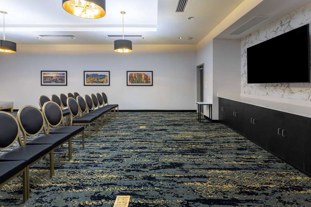 La Quinta Inn & Suites by Wyndham Maricopa Copper Sky - photo 32