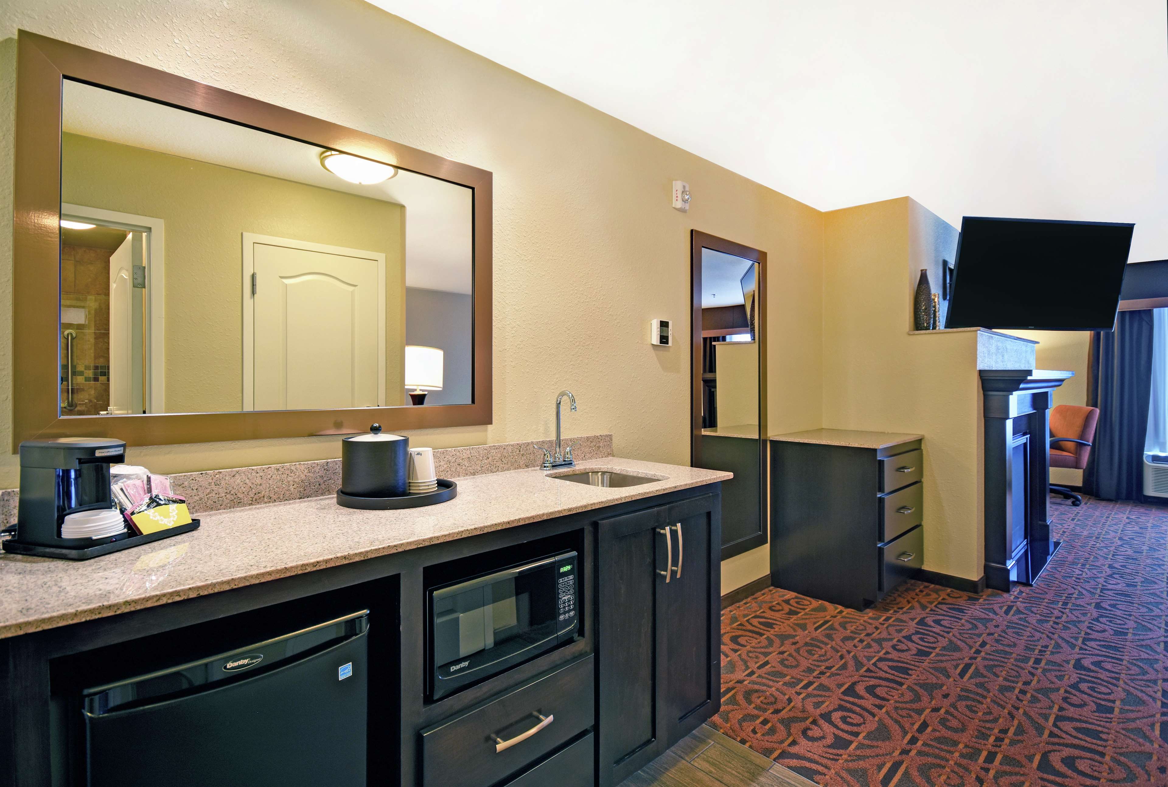 Hampton Inn & Suites Milwaukee Franklin - photo 18