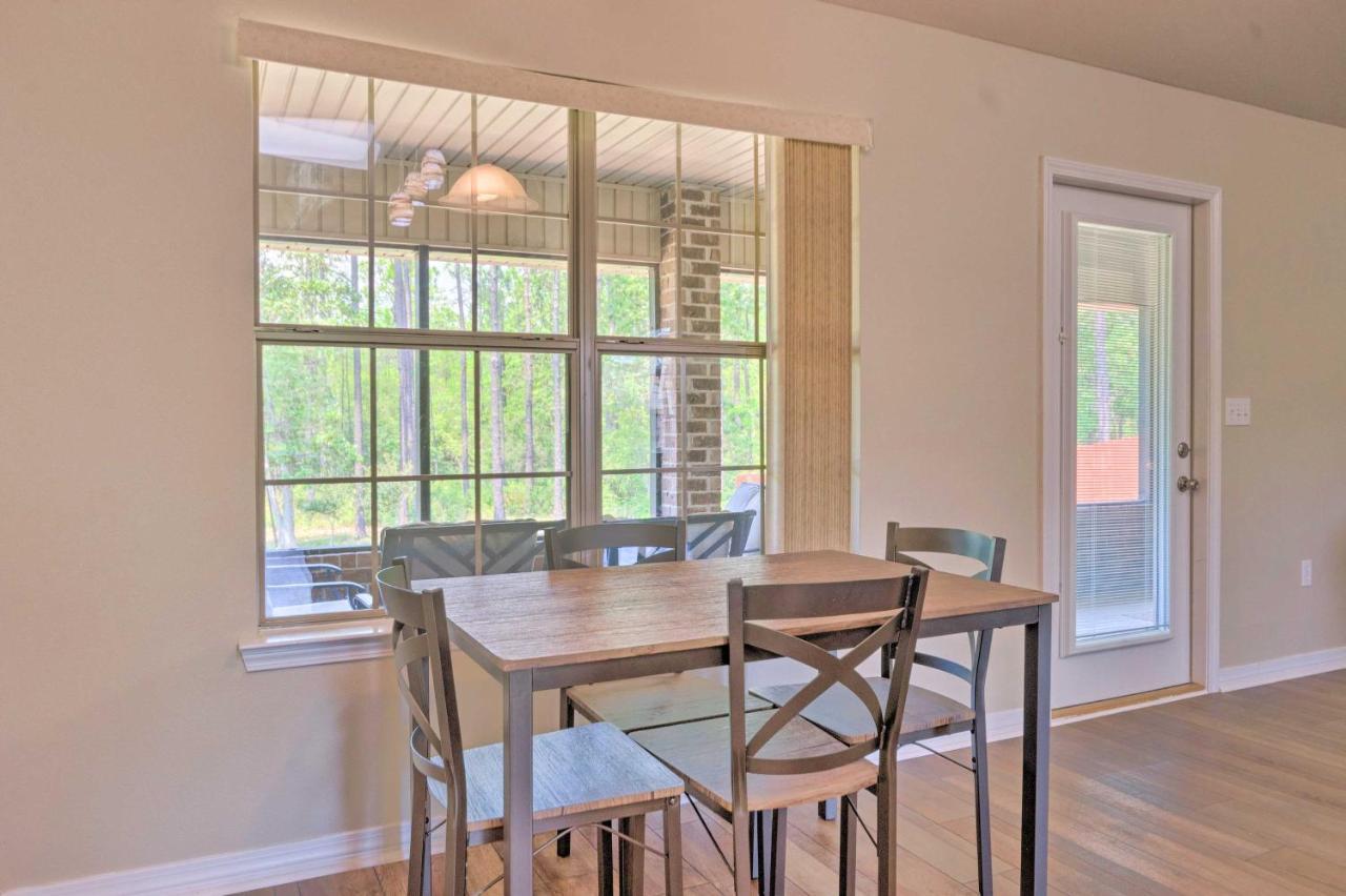 Sunny Coastal Getaway 5 Mi to Navarre Beach in Navarre, United States