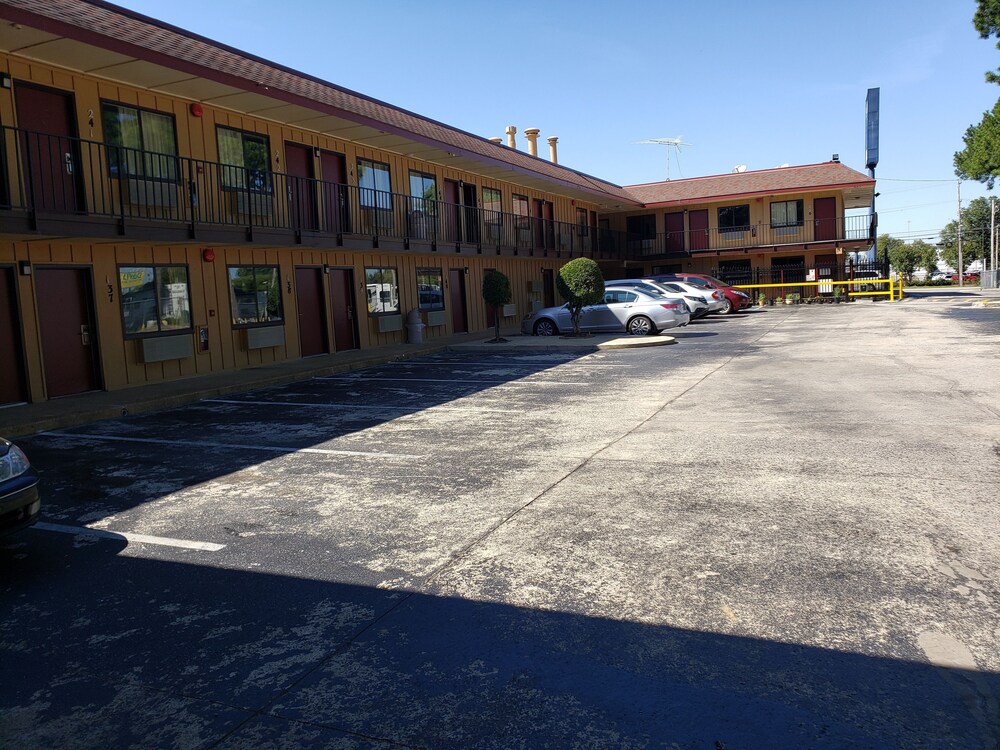 Super 7 Inn - photo 2