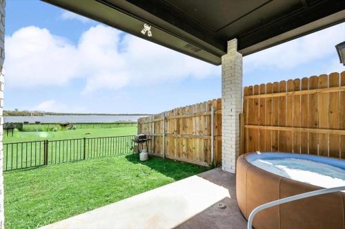 Front Lake Holiday 2BR 1BA Guest Home with Hot Tub — 4-Star Luxury Hotel in Rowlett, United States
