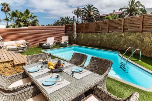 Paradise Beach House: piscina privada playa 100m — 4-Star Luxury Hotel in Corralejo, Spain