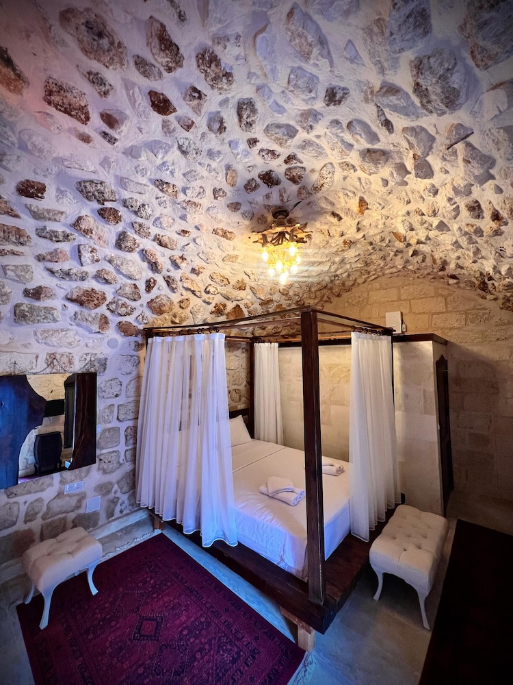 Şahmeran Otel Cafe Restoran in Midyat, Turkey