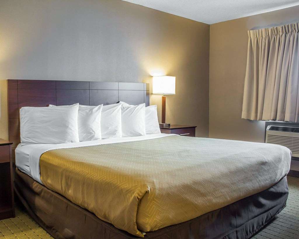 Econo Lodge Ames Area - photo 23