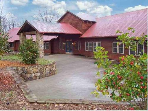 Manchester Georgia Mountain estate with 10000 sqft panoramic views 13 bedrooms theater pool table event room and multiple gathering areas Sleeps 30 — 4-Star Luxury Hotel in Warm Springs, United States